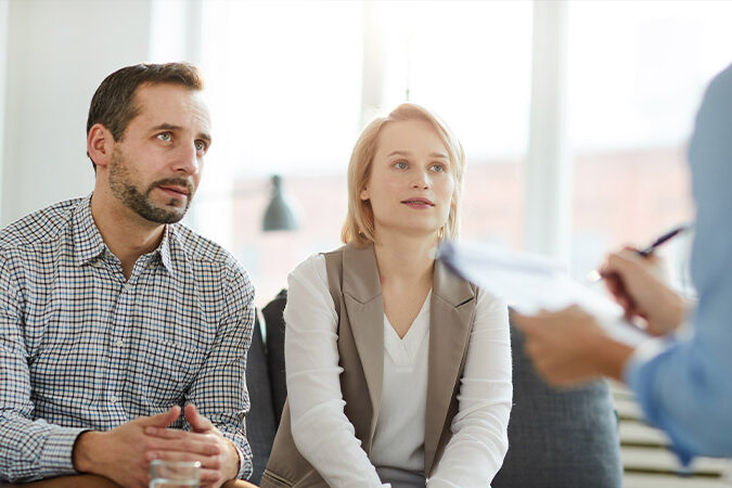 Wie können wir richtig streiten? Ein Ehepaar im Gespräch mit einer Paartherapeutin