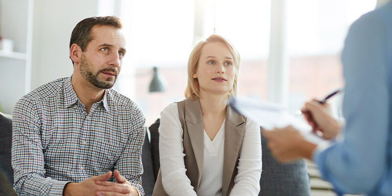 Wie können wir richtig streiten? Ein Ehepaar im Gespräch mit einer Paartherapeutin
